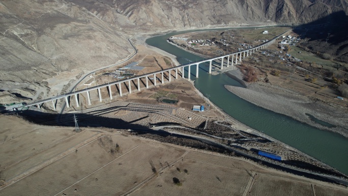 雅鲁藏布江畔的拉林铁路跨江大桥