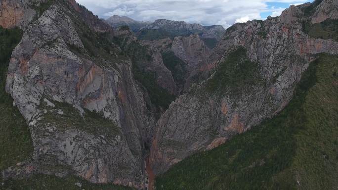 公路蜿蜒在险峻的深山峡谷中二