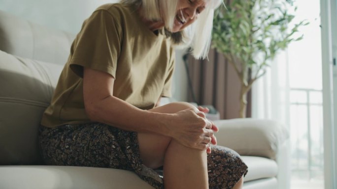 老年妇女的膝盖和腿部疼痛和按摩