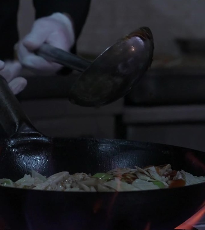 厨师在锅里炒菜炒鸡的慢动作