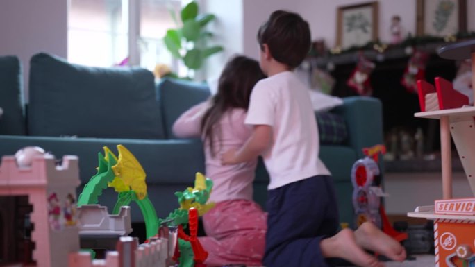 兄弟姐妹吵架——小弟弟和小妹妹在客厅的地板上玩耍时为了玩具而打架。孩子在竞争中心烦意乱