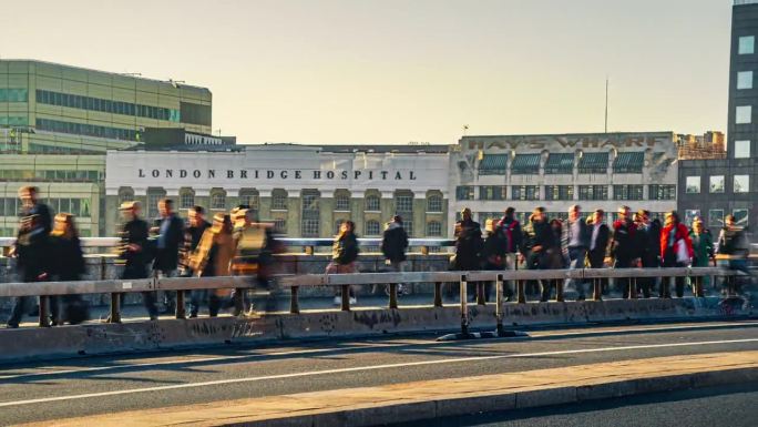 英国，英国，英国，欧洲，伦敦市中心，拥挤的通勤者在高峰时间走在伦敦桥上