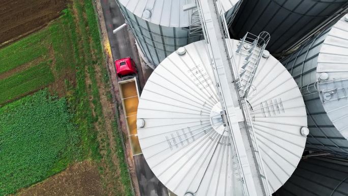无人机在农村农场拍摄筒仓填充拖车
