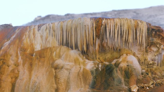 黄石国家公园的猛犸温泉景观