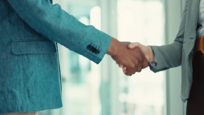 商务人士，面试时握手和会面，人力资源招聘和欢迎或合作。与专业客户握手进行职业招聘，人力资源交易和介绍