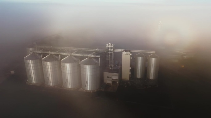 无人机在农村农场的筒仓上拍摄雾