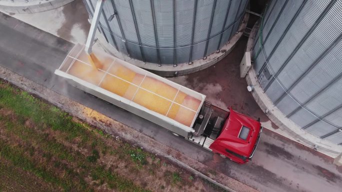 慢动作无人机拍摄谷仓填充拖车卡车在农村农场
