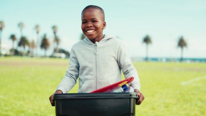 快乐的黑孩子，在大自然中垃圾箱和回收为社区服务，志愿服务或拯救环境。非洲小男孩微笑着拿着回收塑料、垃