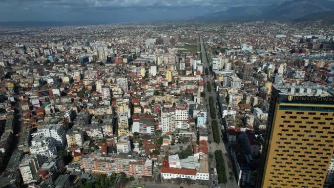 地拉那的街区:围绕阿尔巴尼亚首都中心的城市演变，反映城市的动态增长和转变