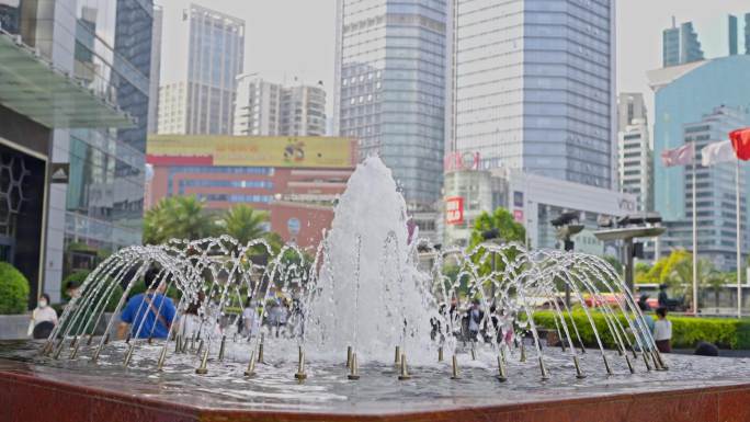 4K实拍，广州天河城广场前的喷泉与市民。