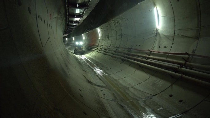 由隧道掘进机开挖的地铁隧道中的工作车辆