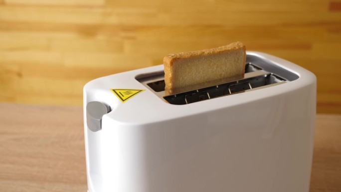 要做烤面包，就要把面包装进电烤面包机。