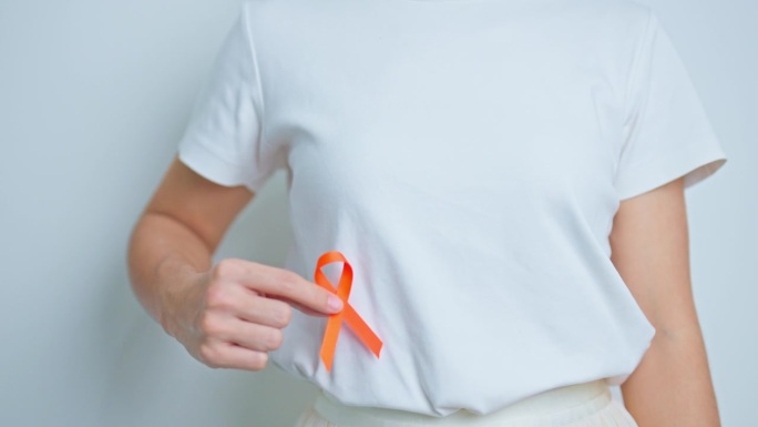 背部腹部疼痛的女人有橙色缎带。肾癌意识三月，泌尿系统疾病和结石，癌症，慢性肾脏，泌尿外科，肾脏和移植