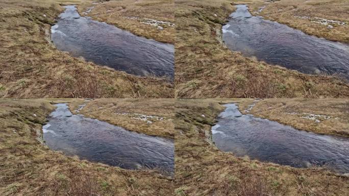 春天雪融化后，沼泽里充满了水。可以看到一层黑色泥炭土在边缘流动，用于化妆品工业和医药。它曾经变热，冰