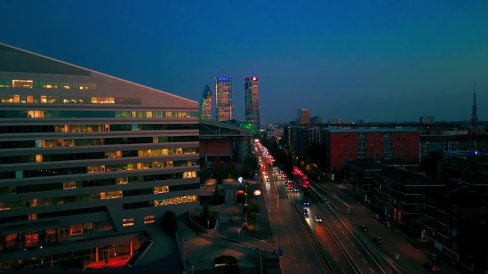 空中无人机拍摄的现代建筑和道路交通在夜间