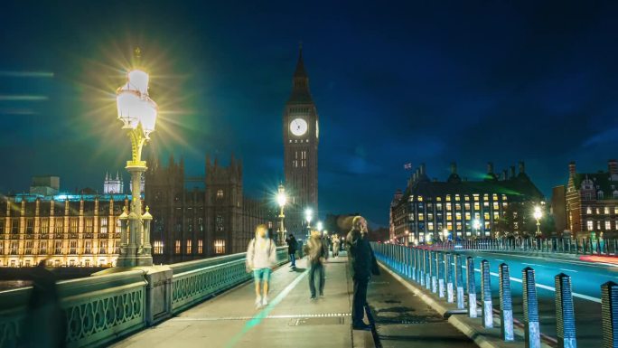 英国，英国，英国，欧洲，黄昏时分，在大本钟、议会大厦和伦敦威斯敏斯特桥上行走和观光的人群行人和游客的