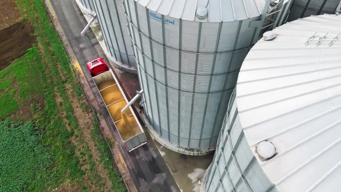 无人机在农场拍摄装满谷物的筒仓卡车