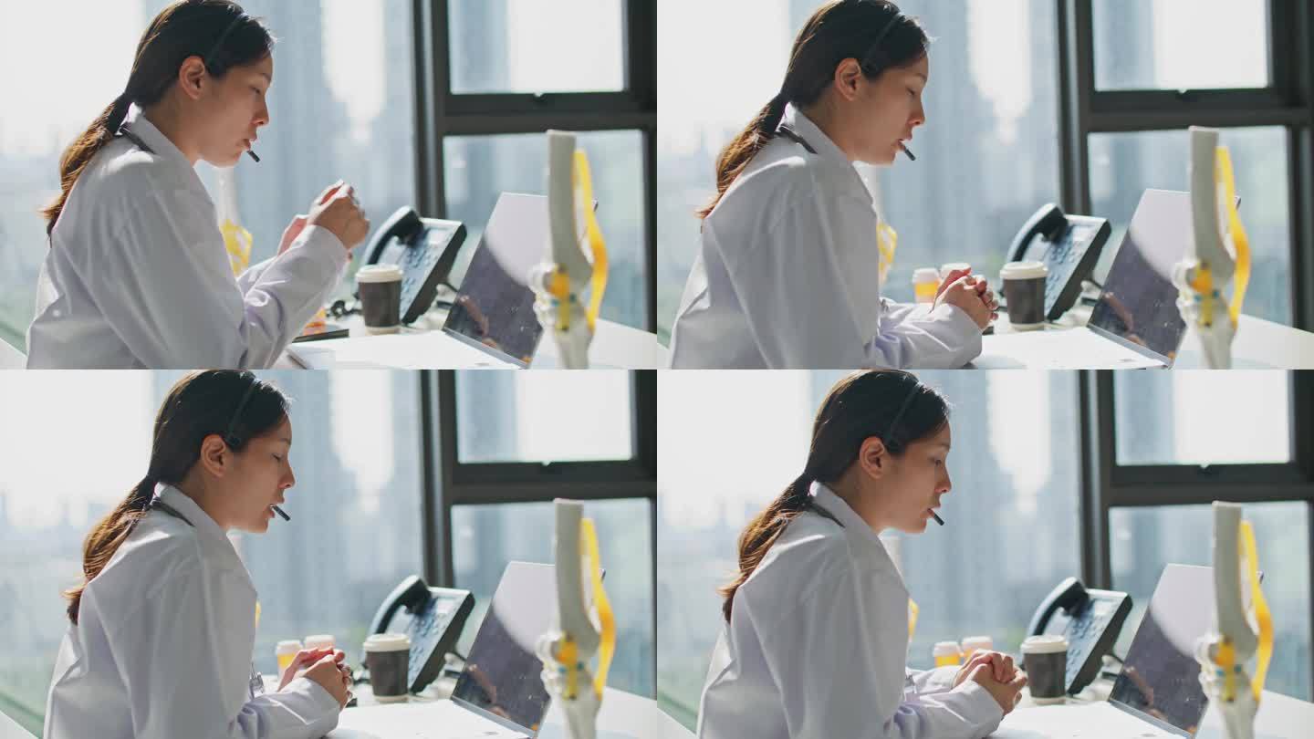 年轻的女医生在工作中使用耳机