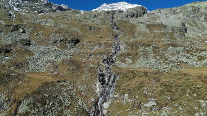 瀑布和山脉景观在齐勒塔尔阿尔卑斯山，奥地利-空中4k基座