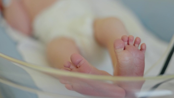 CU新的开始:在产科病房的医院婴儿床上介绍新生男婴