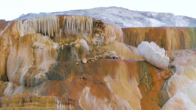 猛犸温泉是黄石国家公园内一座石灰华山上的大型温泉综合体，毗邻黄石堡和猛犸温泉历史区
