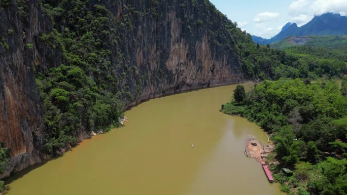湄公河在老挝琅勃拉邦丛林周围弯曲高角度无人机撤退