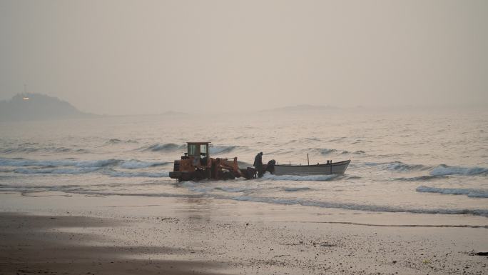 小船出海海边生活渔民