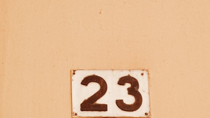 贴在建筑物上的第23号(23)