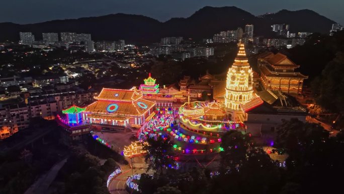 马来西亚槟城岛的极乐寺在节日灯光下的鸟瞰图，这是东南亚最大的寺庙建筑群之一