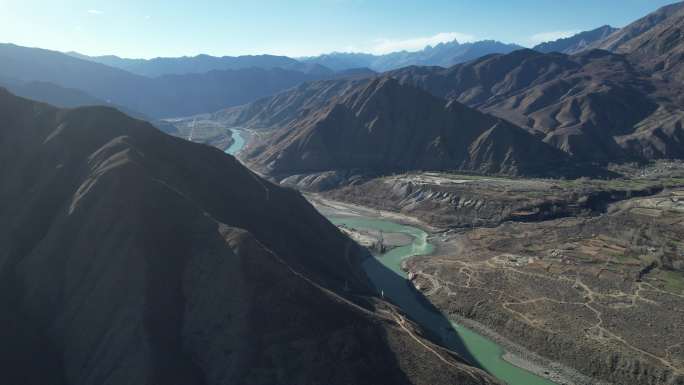 高空俯瞰雅鲁藏布江河谷