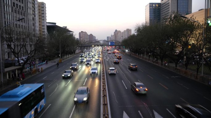 北京长安街的城市交通倾斜视图