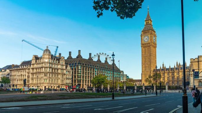 英国，英国，英国，欧洲，拥挤的行人和游客在大本钟、议会大厦和威斯敏斯特桥上用伦敦眼行走和观光的延时镜