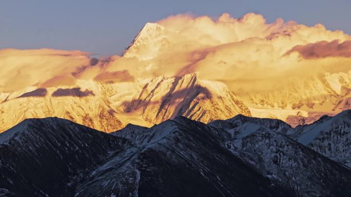 贡嘎雪山日照金山