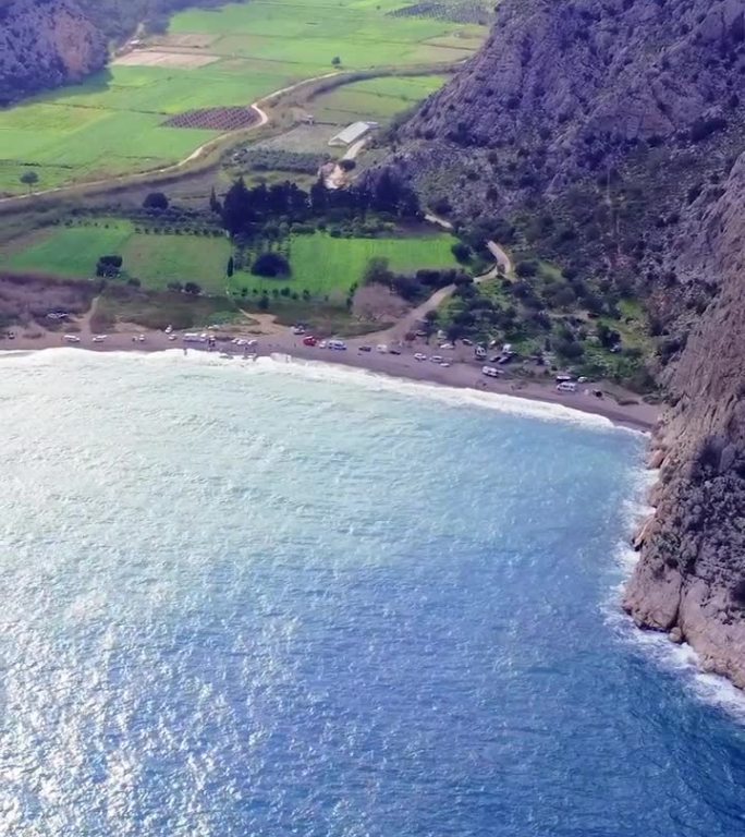 全景航拍巴博罗斯海滩，土耳其，捕捉海岸线，山的精华。海波与山相接，展现海岸线，山林和谐。被海岸线包围