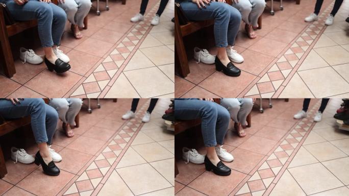 试穿鞋子的女人