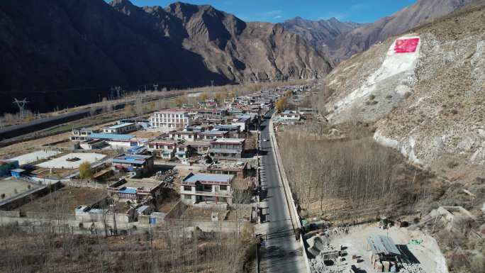 西藏雅鲁藏布江河谷中的村落和公路