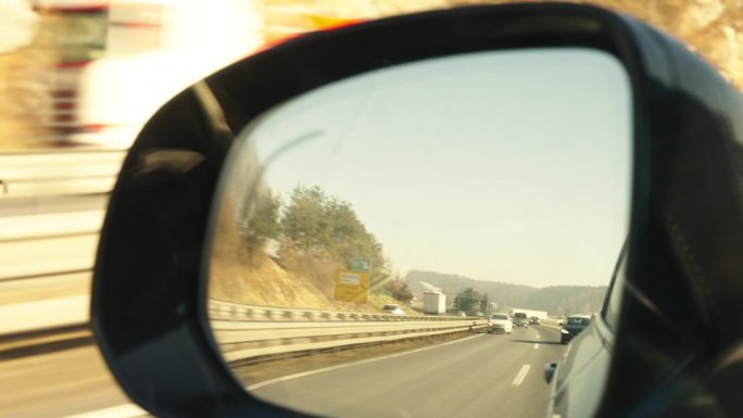 高速公路上行驶车辆的镜面反射