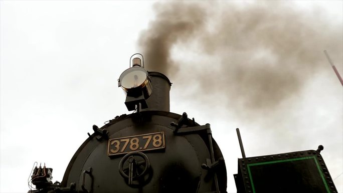 火车的观点-近距离的古董蒸汽机车轮行驶在铁路轨道-车载相机的观点