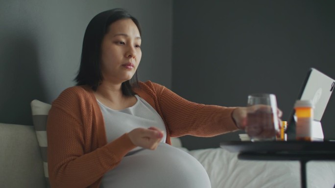 女性服用维生素或药物