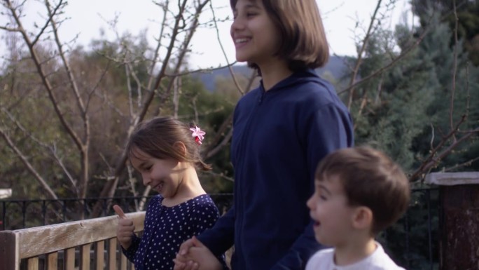 一家人带着三个孩子在旅游村里享受着自然美景和户外清新的空气