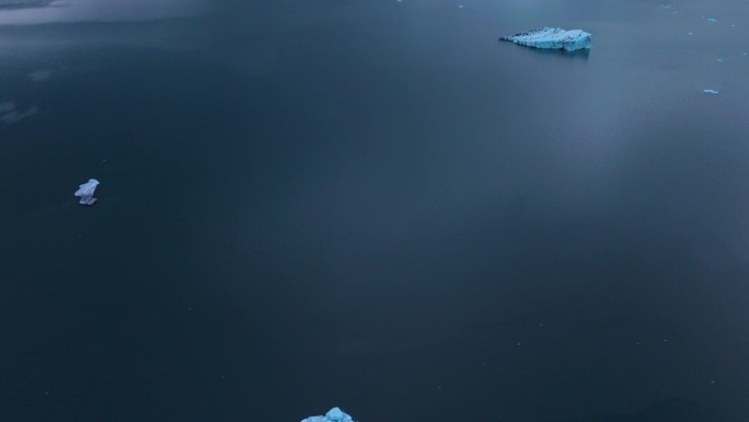 日出时冰岛Jokulsarlon冰川泻湖的冰山。-航拍