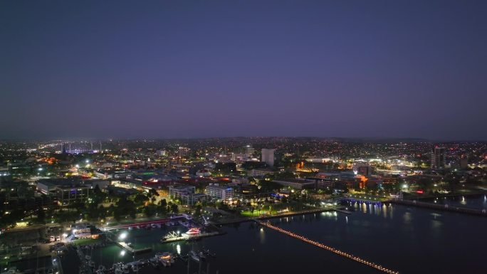 澳大利亚吉朗市清晨日出前的鸟瞰图