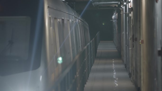 地铁进站 地铁进隧道 列车进站 地铁出站
