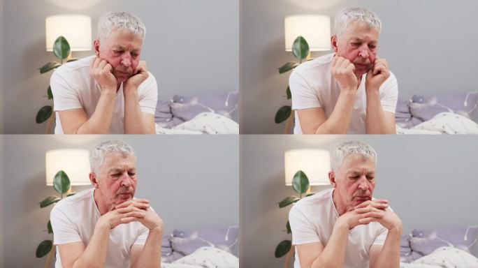 一位老人坐在灰色的卧室里，被退休的烦恼所困扰，心情不好，无聊，看起来紧张而烦恼