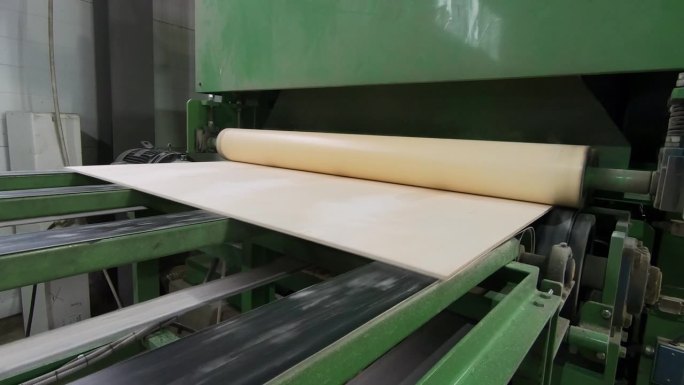 工厂自动化生产胶合板。