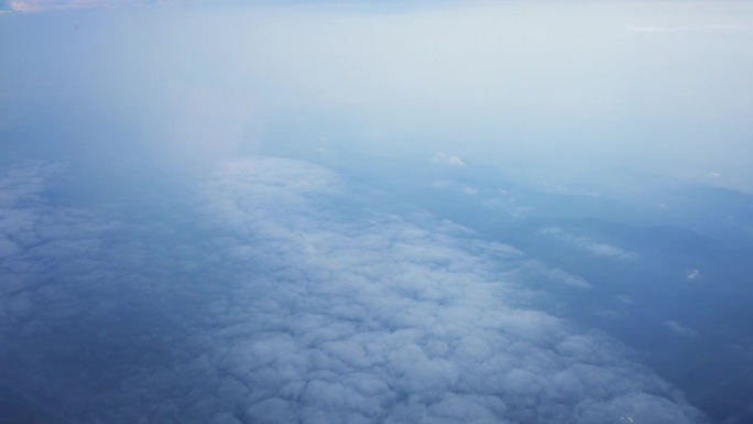 美丽的风景蓝天白云，从飞机窗口看山景
