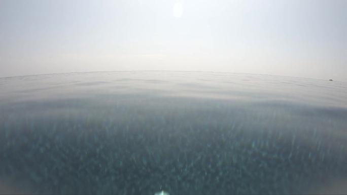 夏季室外游泳池的水波面，天空中有云的运动场景