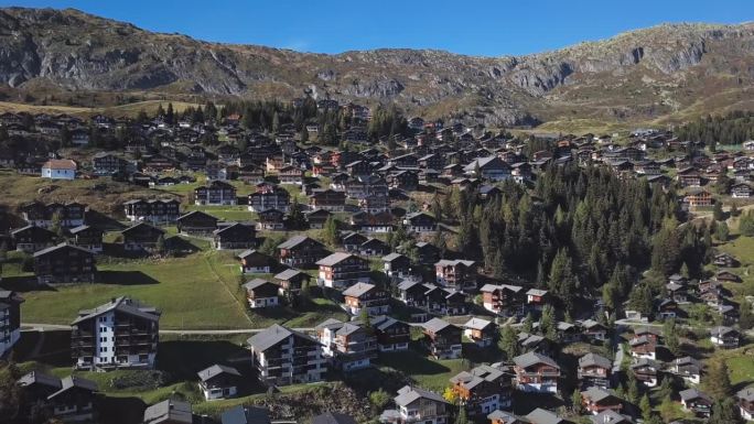 鸟瞰瑞士瓦莱州无车山村Bettmeralp。