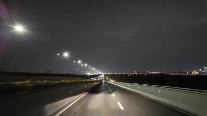 城市夜晚夜景开车第一视角汽车窗外沿途风景