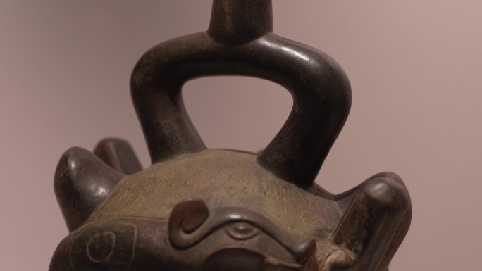 秘鲁库比斯尼克文化猫面马镫口陶瓶